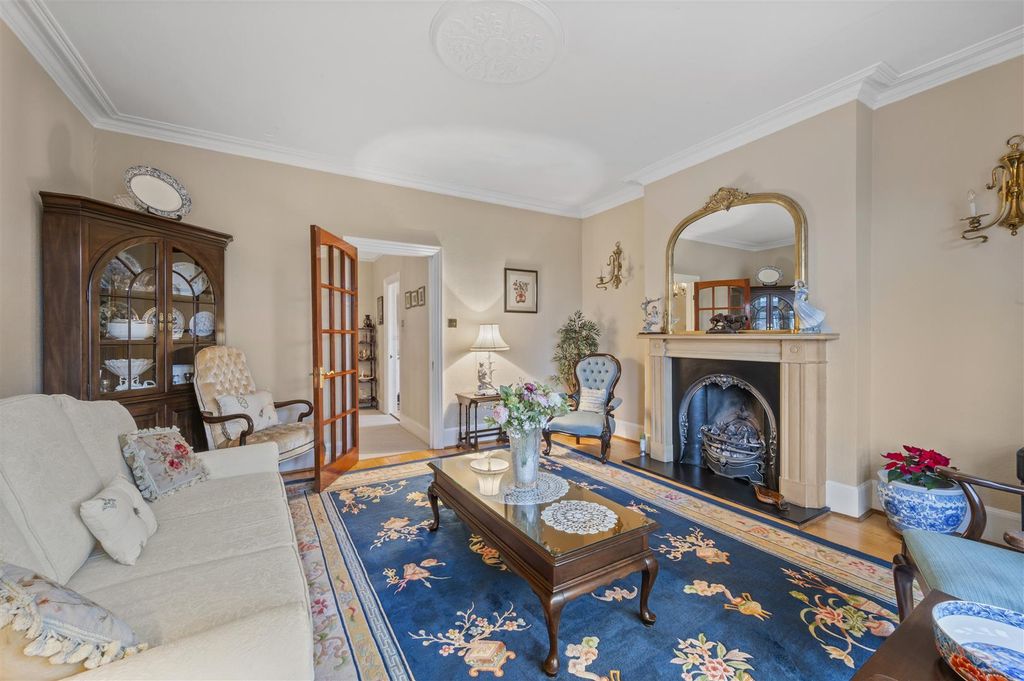 Property photo 3 of 18 128A Pepys Road-11.Jpg