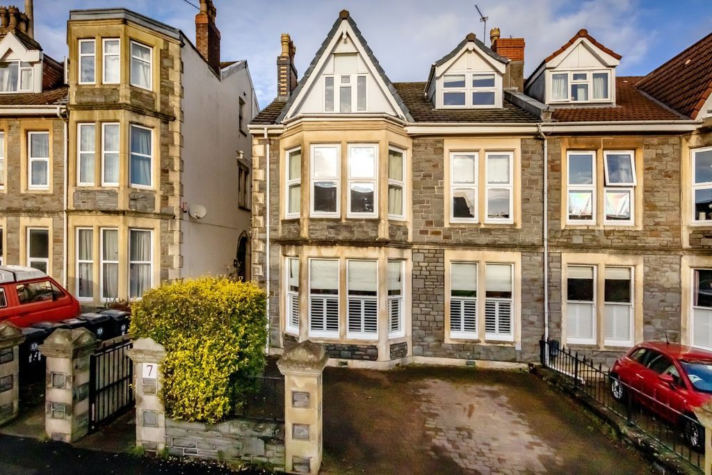 Property photo 1 of 17 External