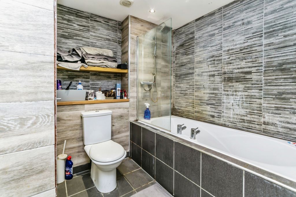 Property photo 1 of 13 Bathroom