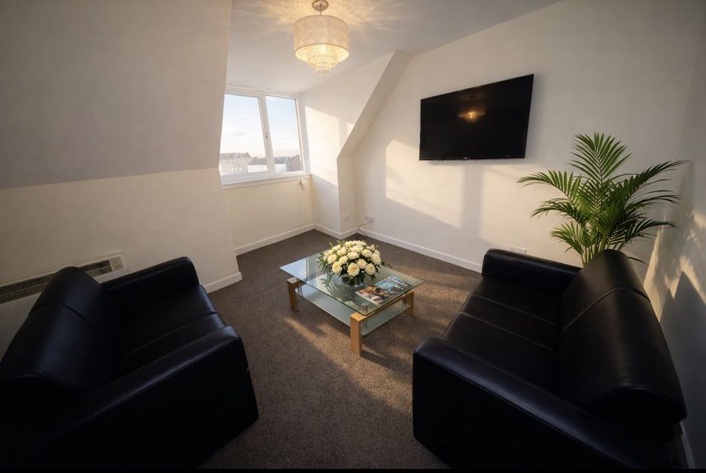 Property photo 1 of 7 Living Room