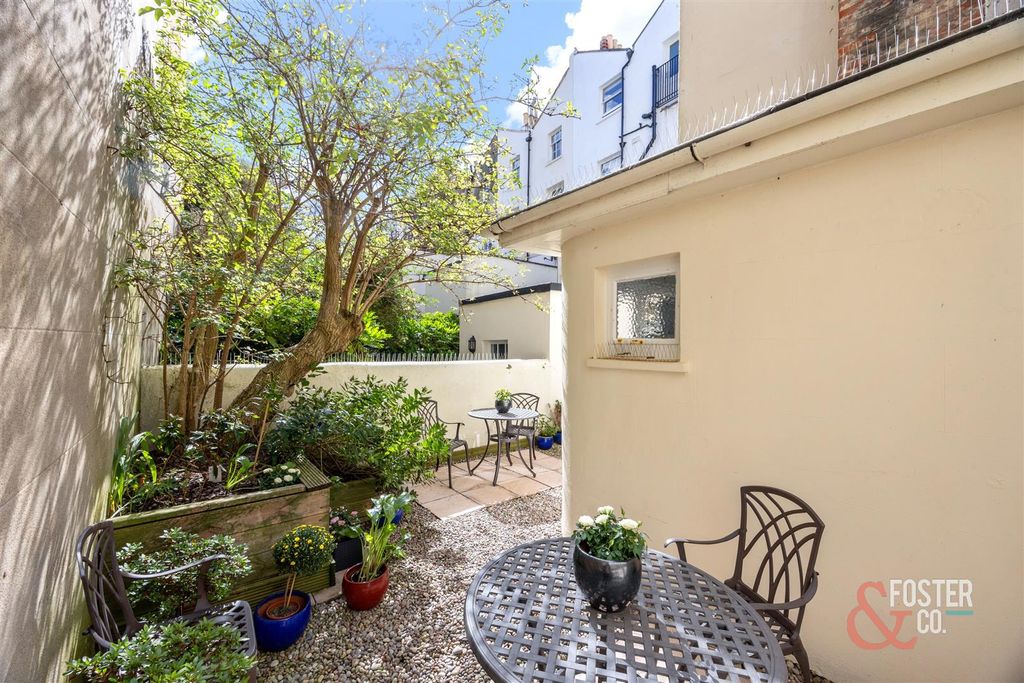 Property photo 2 of 30 Lansdowne Place, 44-024.Jpg