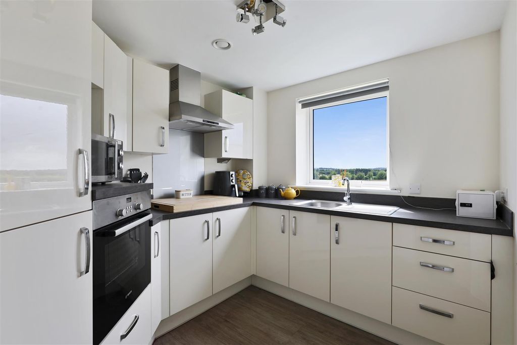 Property photo 3 of 10 Kitchen