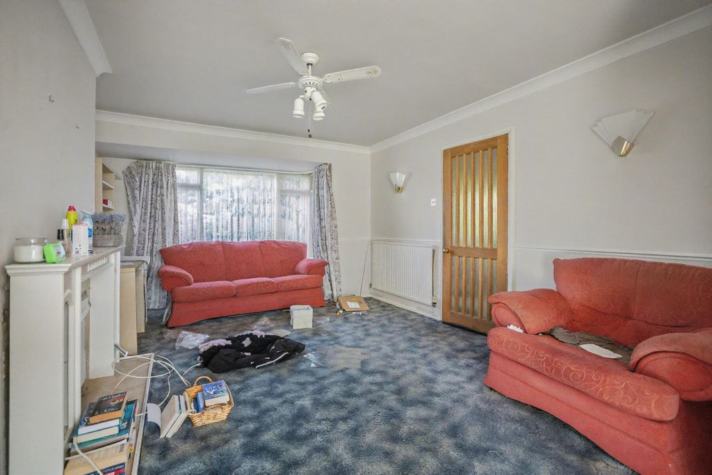 Property photo 2 of 10 Gilbert Close - Lounge