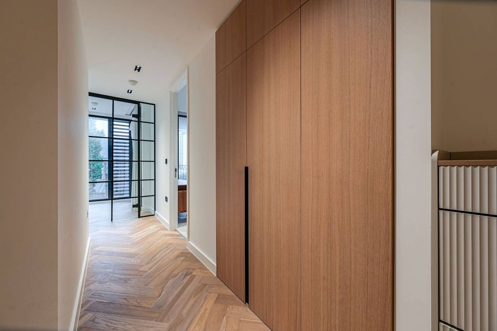 Property photo 2 of 34