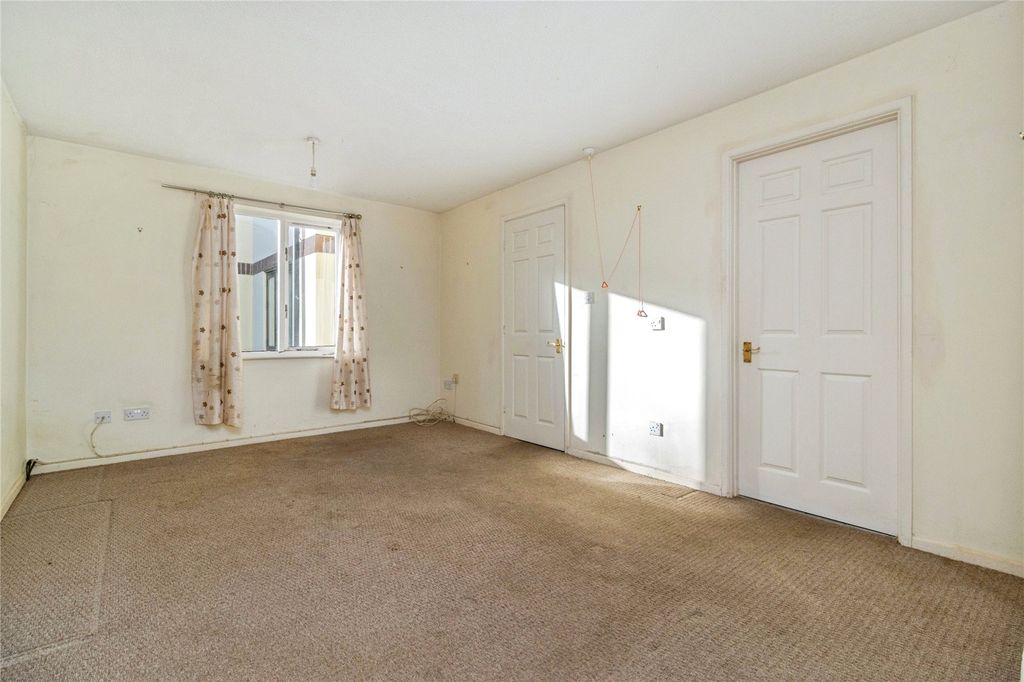 Property photo 3 of 11 Lounge