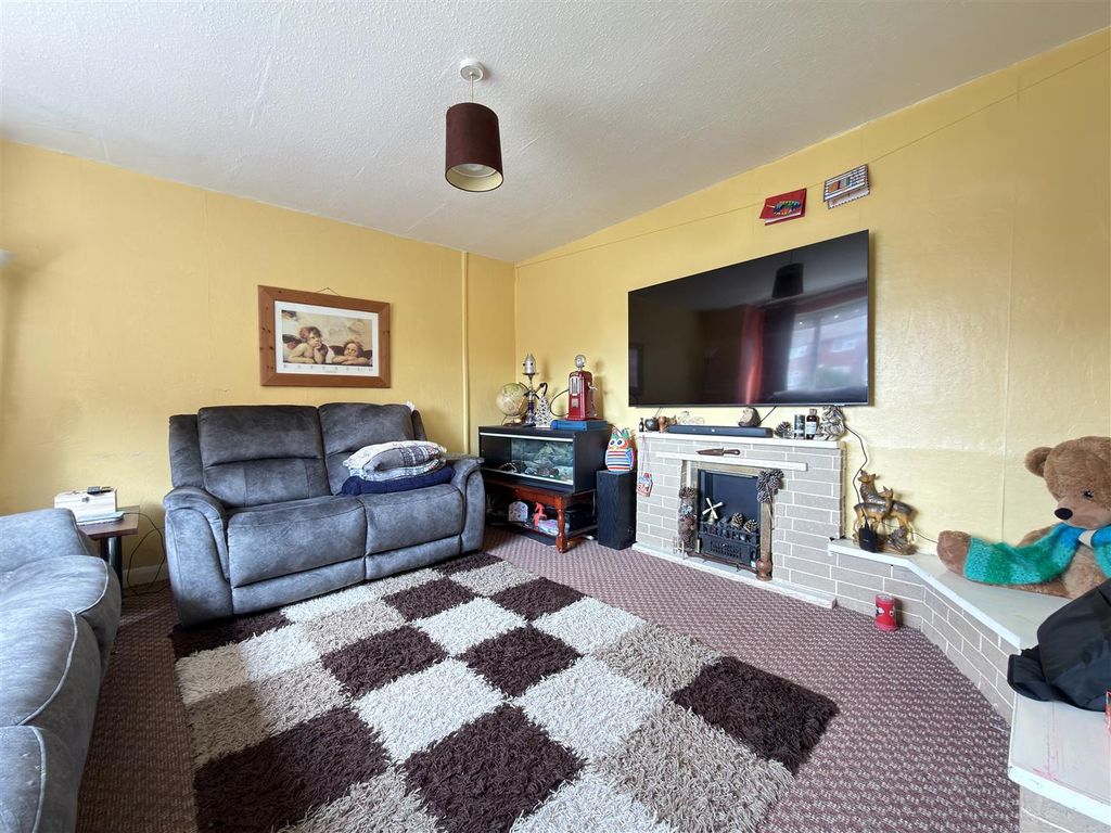 Property photo 3 of 13 Lounge