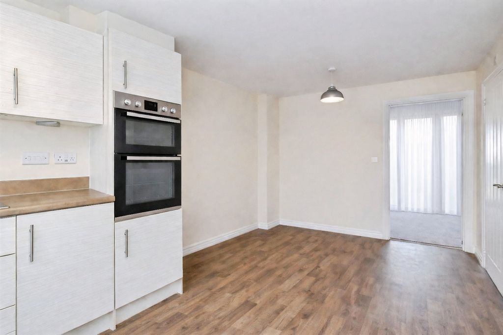 Property photo 2 of 12 Kitchen