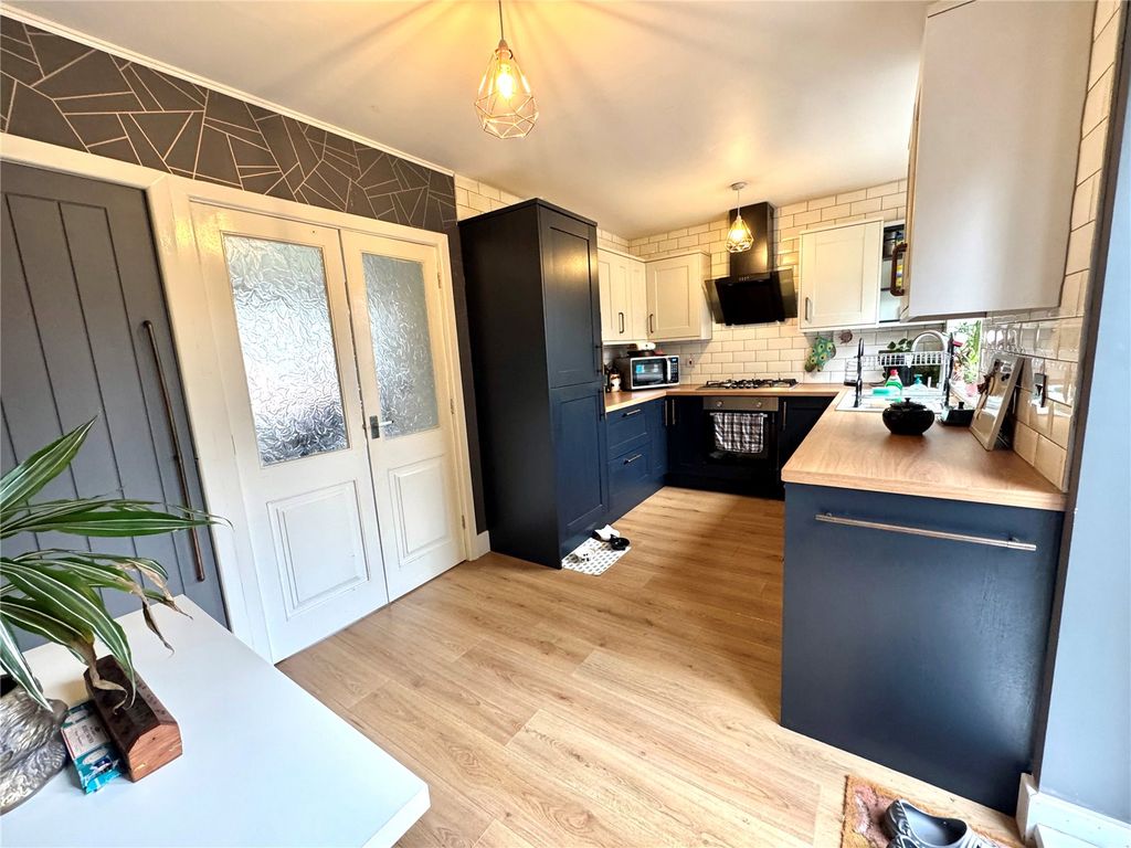 Property photo 2 of 11 Kitchen