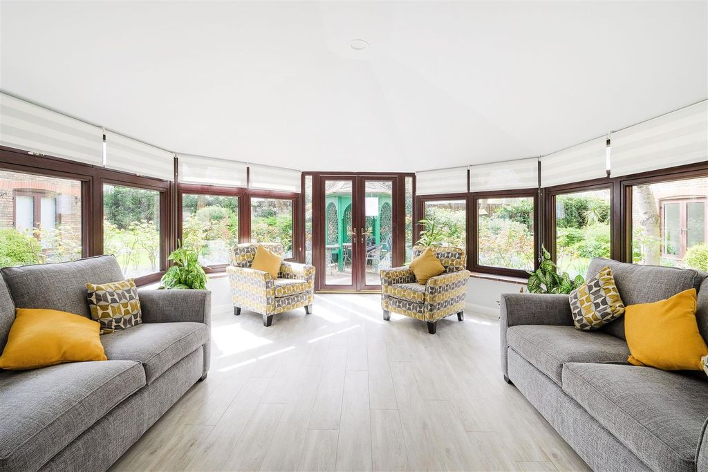 Property photo 3 of 19 40 Winningales Court-14.Jpg