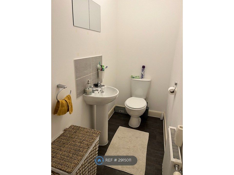 Property photo 3 of 10 Cloakroom