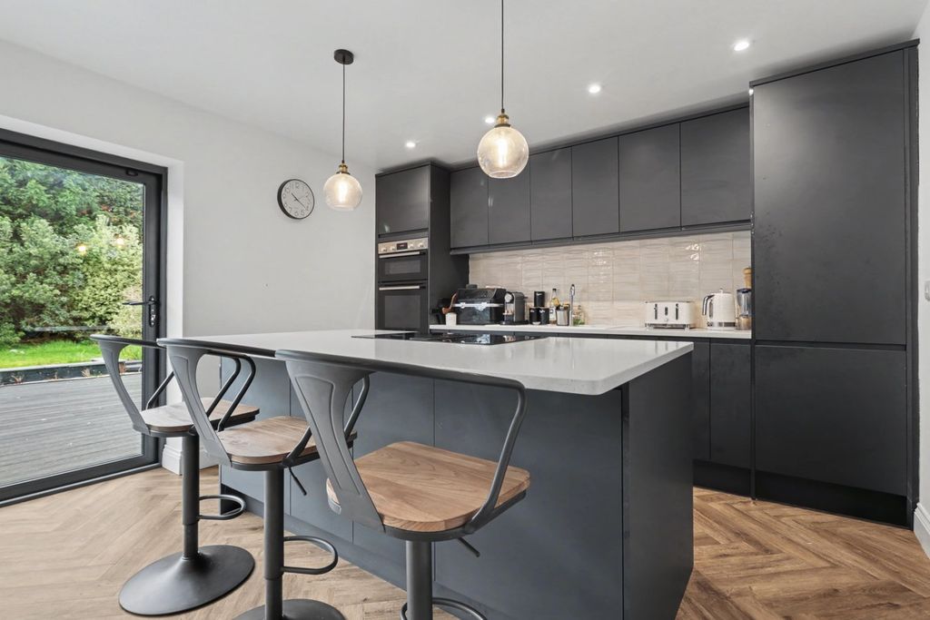 Property photo 3 of 28