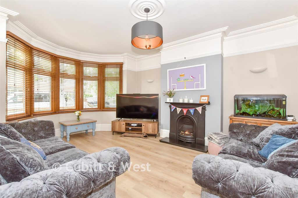 Property photo 1 of 16 Lounge