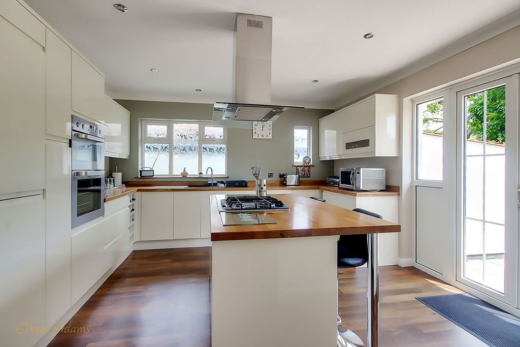 Property photo 2 of 12 Kitchen