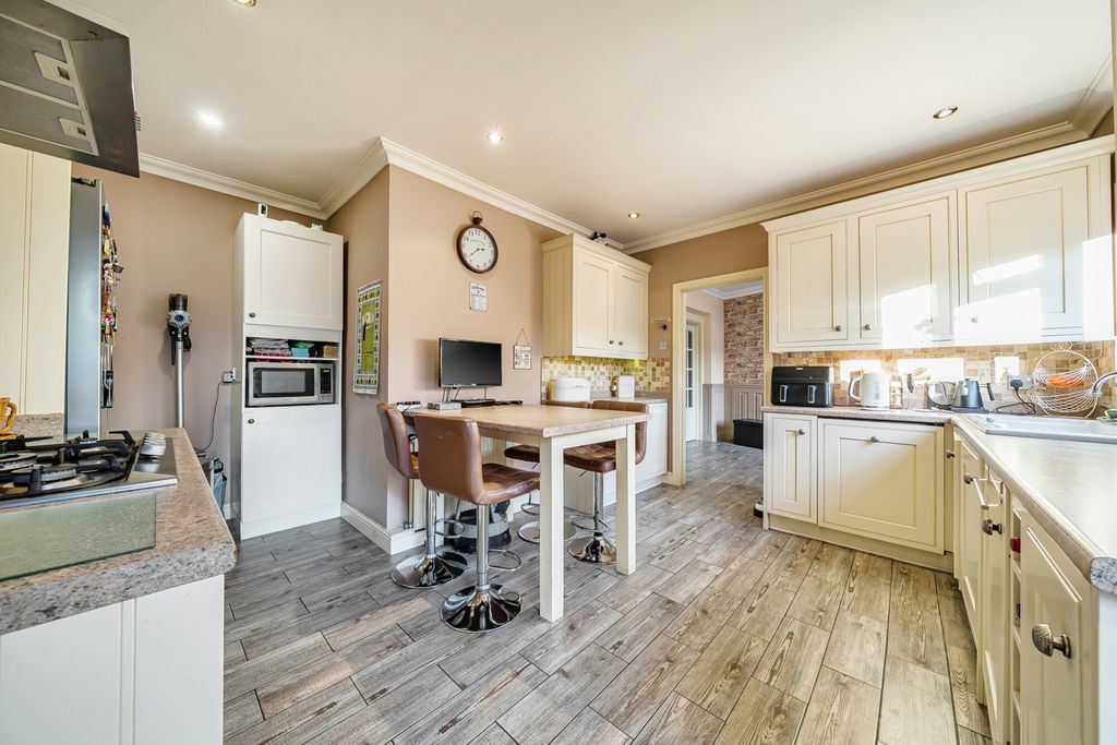 Property photo 3 of 23 1386997-19-692Eff...