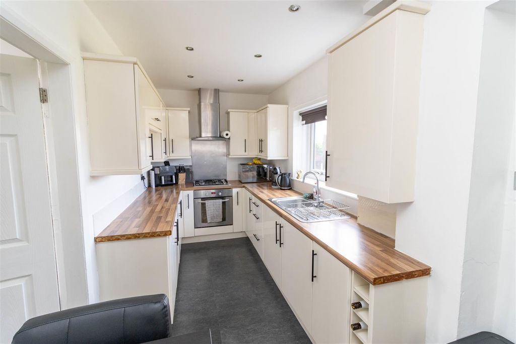 Property photo 3 of 12 Kitchen