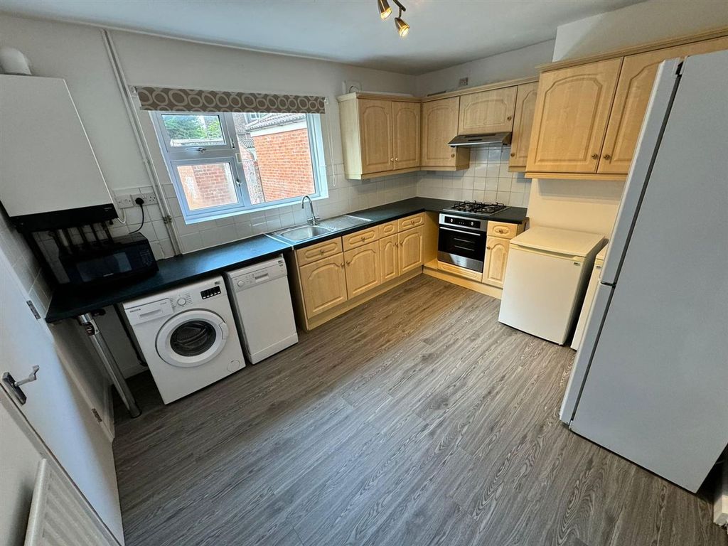 Property photo 3 of 10 Kitchen Diner