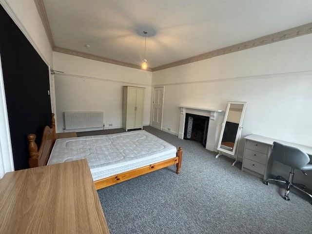 Property photo 2 of 6 Bedroom