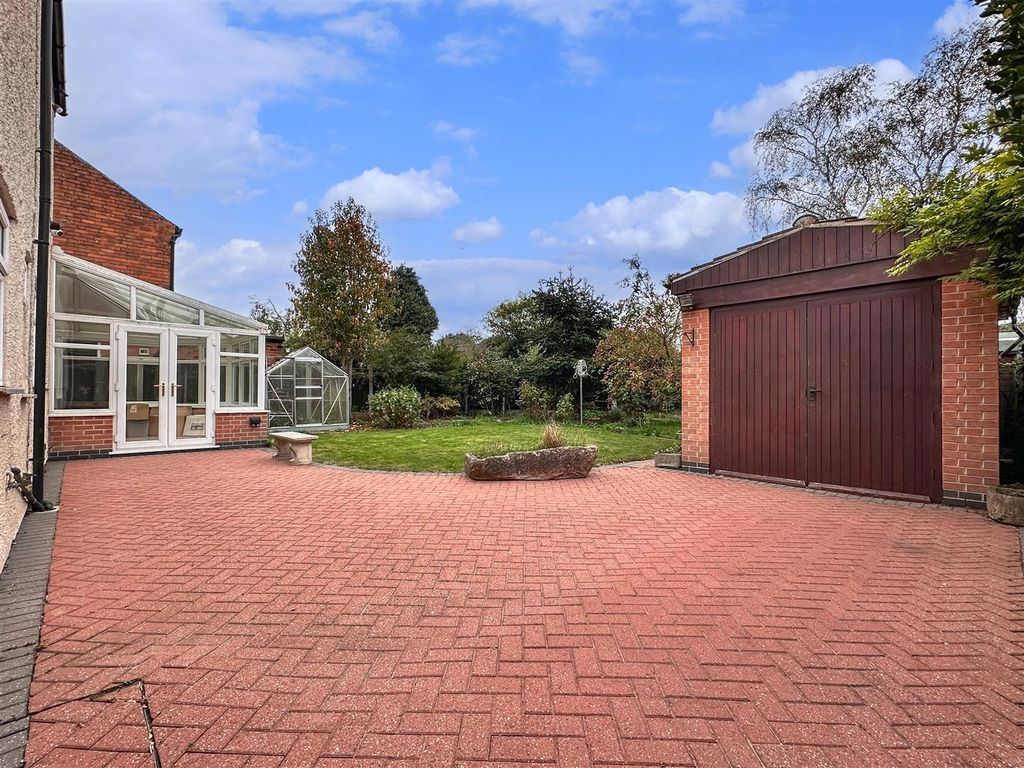 Property photo 3 of 21 Generous Garden & Garage 767