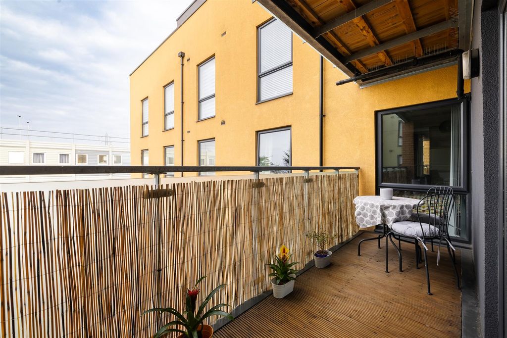 Property photo 3 of 35 Chigwell Road, E18