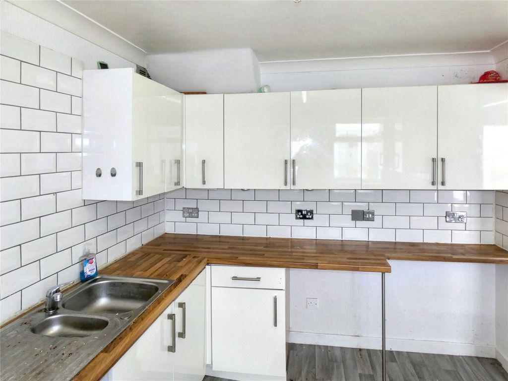 Property photo 3 of 10 Kitchen