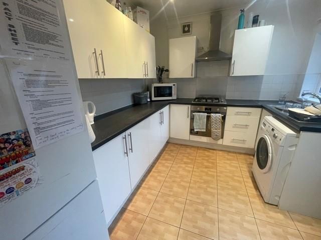 Property photo 3 of 10 Kitchen