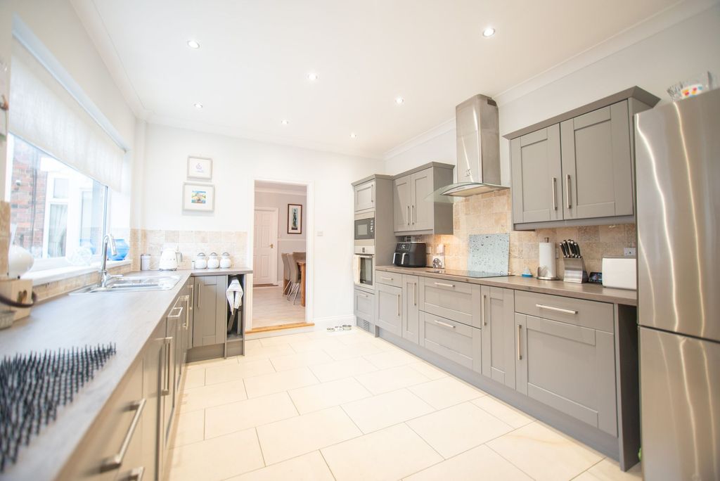 Property photo 3 of 29 Kitchen