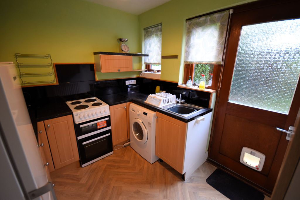 Property photo 3 of 8 Kitchen