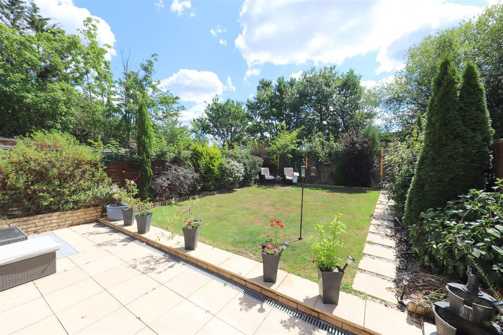 Property photo 2 of 11 Garden