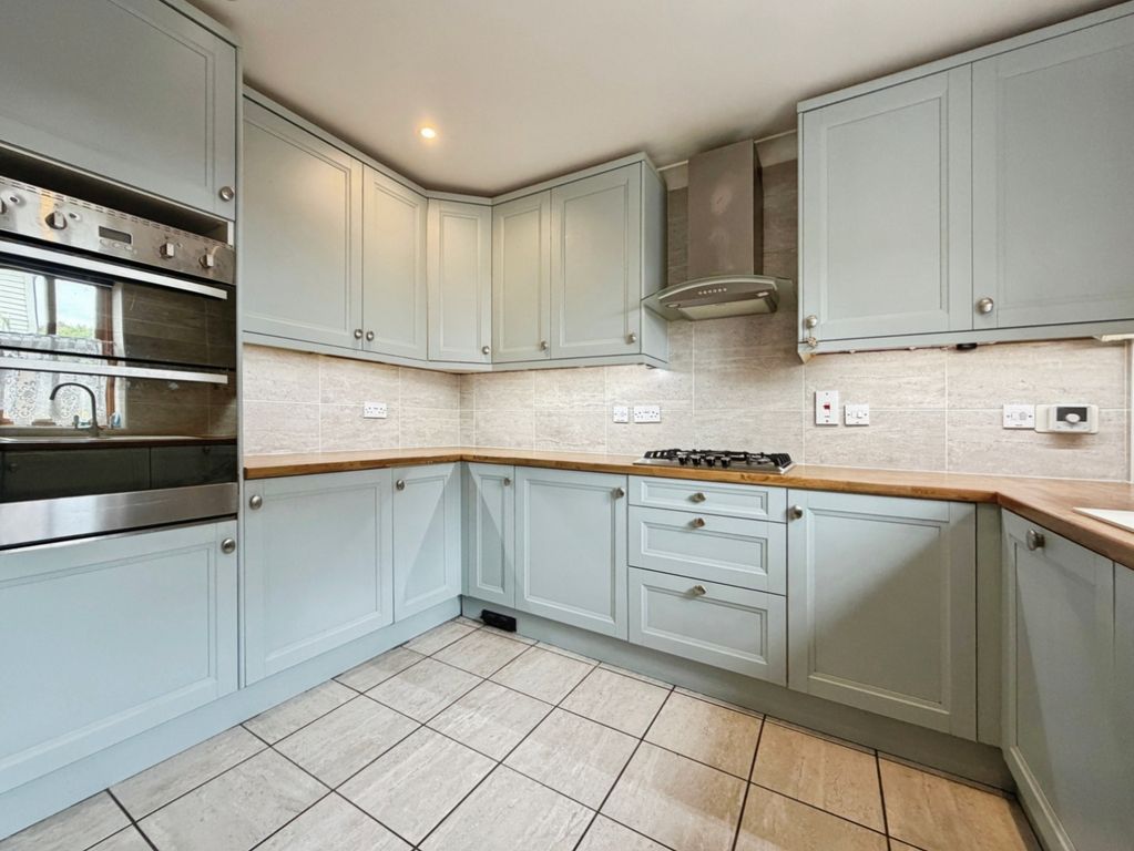Property photo 3 of 12 Kitchen