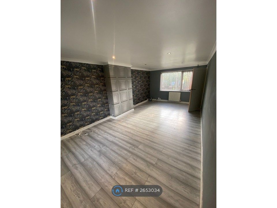 Property photo 3 of 11 Living Room