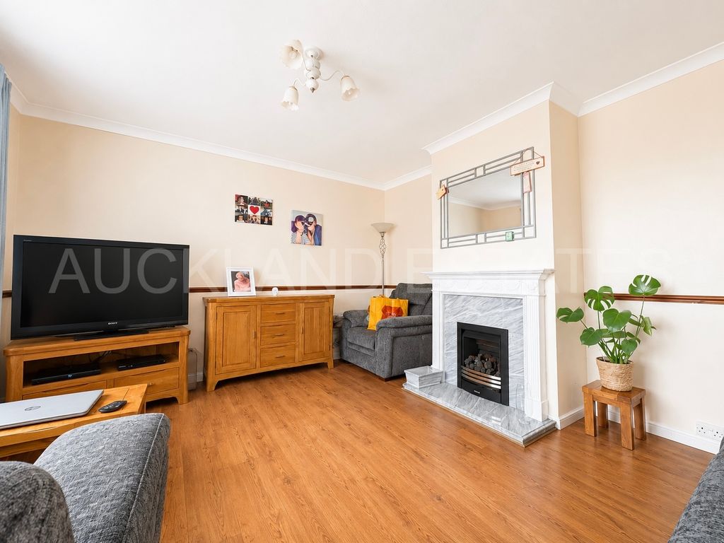 Property photo 3 of 14 Image00010