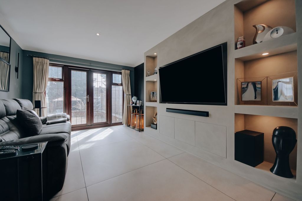 Property photo 1 of 17 Living Room