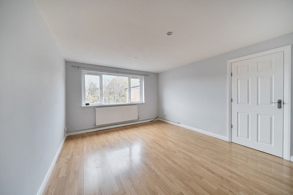 Property photo 3 of 19 1376928-4-690B44B...