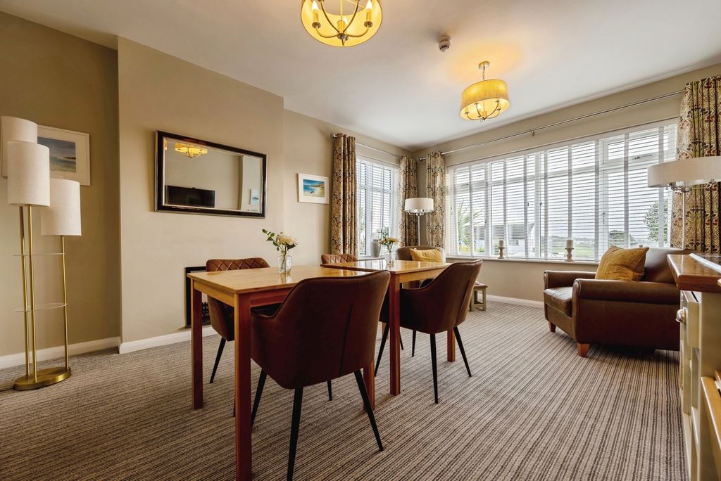 Property photo 2 of 35 Lounge