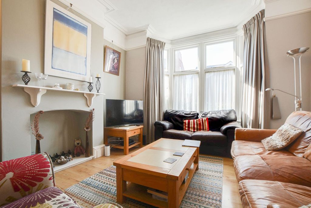 Property photo 2 of 27