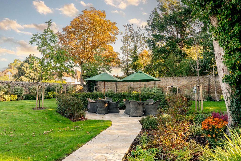 Property photo 3 of 17 Shared Gardens