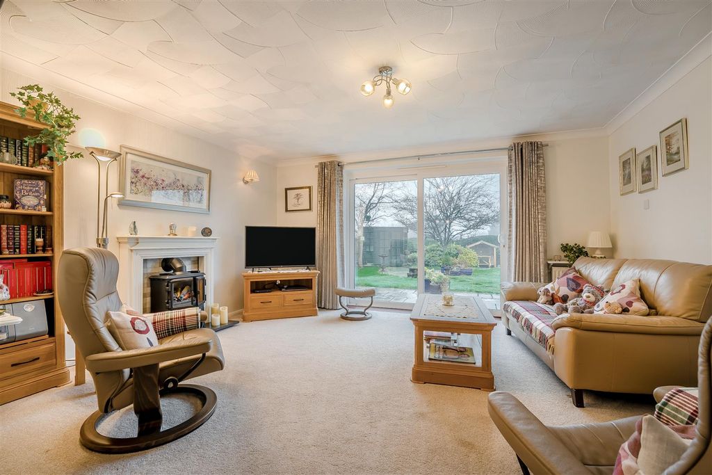 Property photo 3 of 18 Lounge