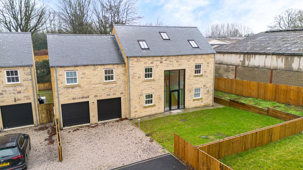 Property photo 2 of 31 Finghall1