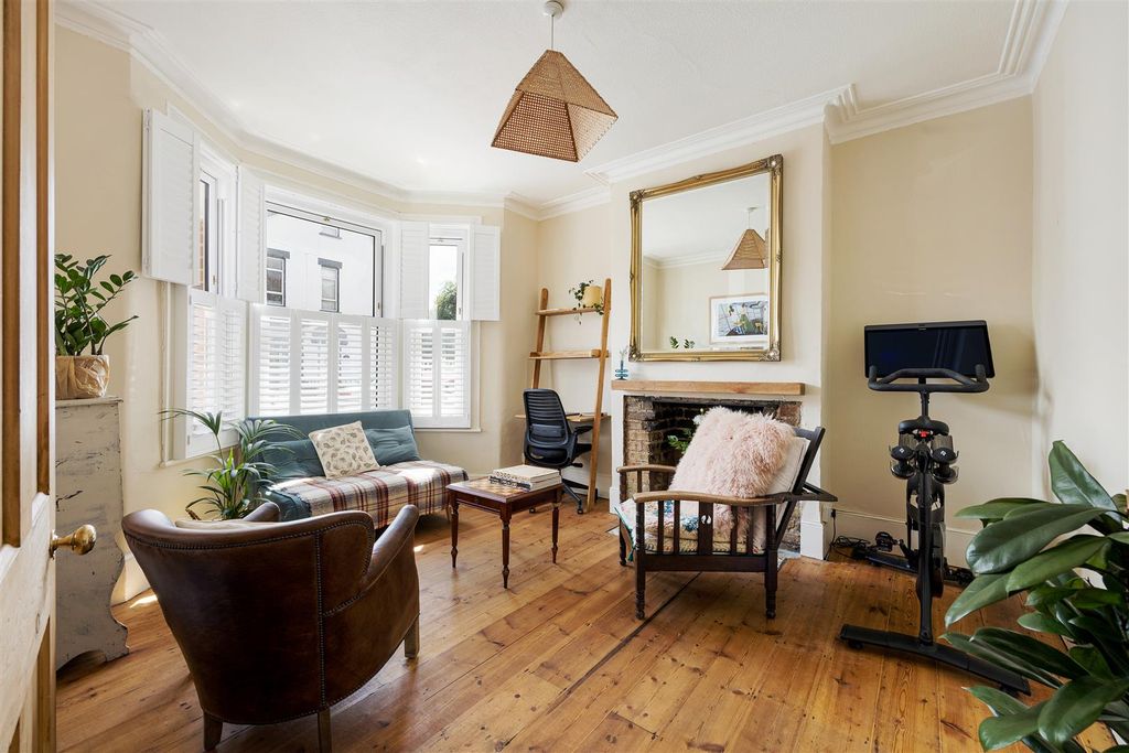 Property photo 2 of 34 Vernon Avenue, E12