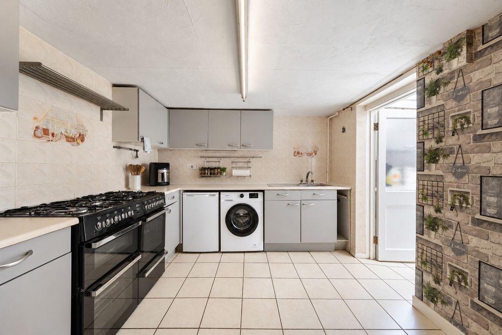 Property photo 3 of 13 4833263