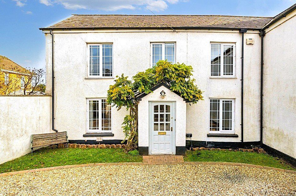 Property photo 1 of 21 Holywell