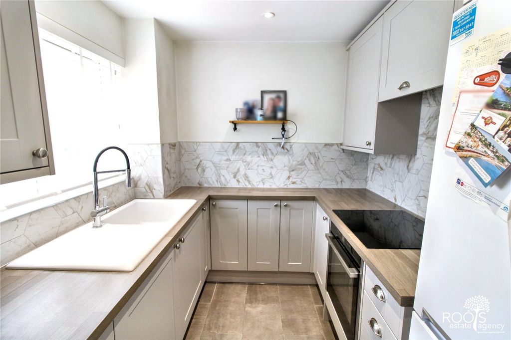 Property photo 3 of 10 Kitchen
