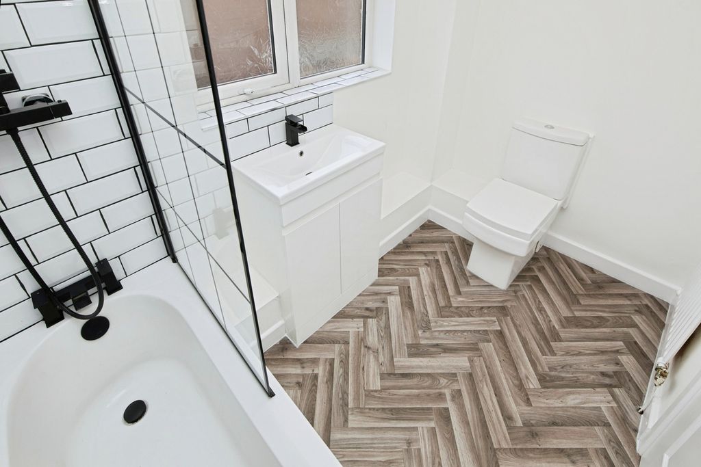 Property photo 3 of 16 Bathroom