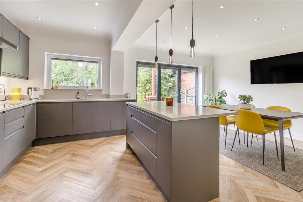 Property photo 2 of 34 8609890-Interior05.Jpg