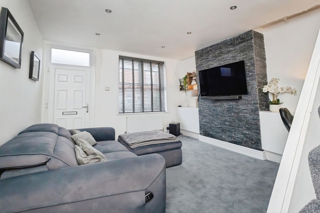 Property photo 3 of 17 Photo