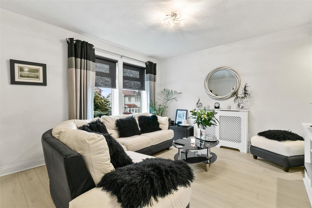 Property photo 3 of 25 Shakespeare-7.Jpg