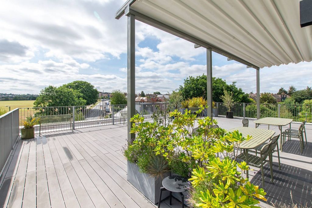 Property photo 2 of 35