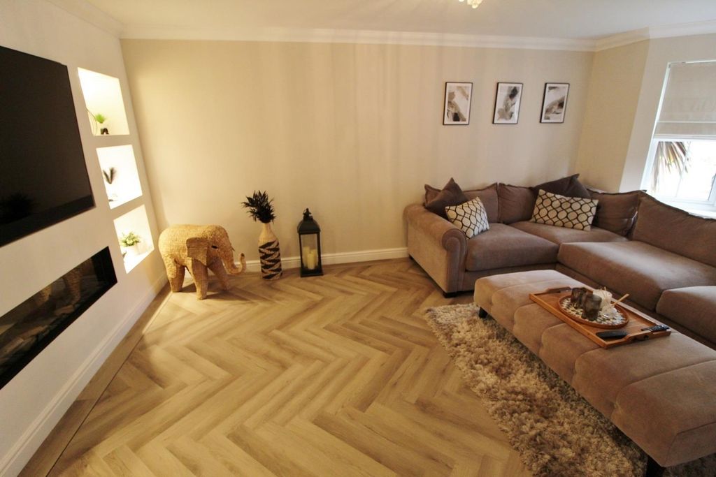 Property photo 2 of 19 Lounge