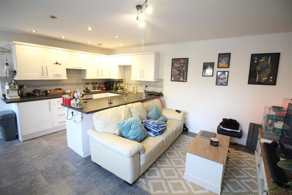 Property photo 2 of 11 Kitchen/Diner/Living