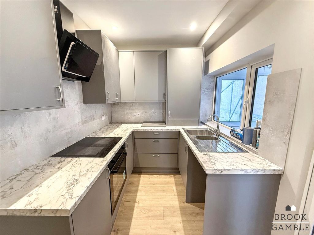 Property photo 3 of 14 01323 438506